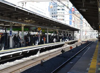 Yamanote Line platform 6 at Ikebukuro Station in Tokyo