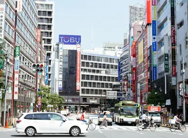 Devant la sortie est de la gare d'Ikebukuro
