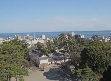 Vue du parc du chateau d'Odawara depuis le donjon