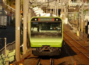 Un train de la ligne Yamanote, JR E235 quittant la gare de Komagome