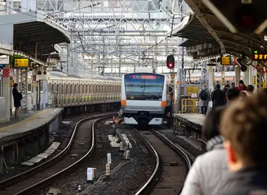Sur les quais de la gare de Kanda