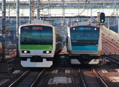 Trains Yamanote et Keihin-Tôhoku en parallèle