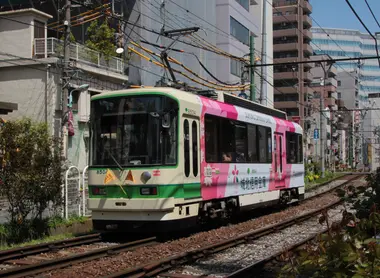 Un tramway de la Tokyo Sakura Tram vers Ôtsuka