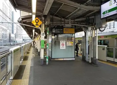 Sur le quai Yamanote à Ôtsuka Sur le quai Yamanote à Ôtsuka