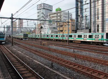 Les multiples voies ferroviaires vues depuis Uguisudani