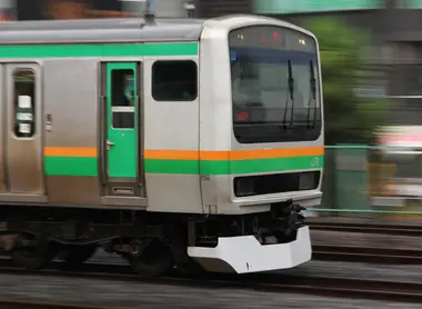 Un train sur la JR Tôhoku Main line pris en filé depuis Uguisudani Un train sur la JR Tôhoku Main line pris en filé depuis Uguisudani