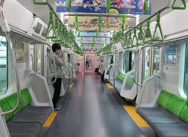 Dans un nouveau train de la Yamanote au départ de Shinagawa Dans un nouveau train de la Yamanote au départ de Shinagawa