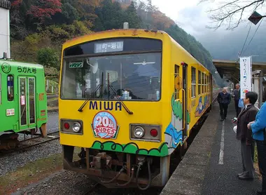Train de la ligne Nishikigawa Seiryu à la gare de Nishikicho Train de la ligne Nishikigawa Seiryu à la gare de Nishikicho