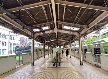 Quais de la gare Yamanote à la gare Sugamo Quais de la gare Yamanote à la gare Sugamo