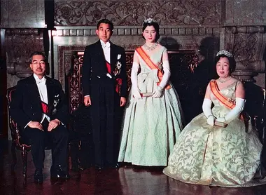 Les empereurs Hirohito et Akihito accompagnés de leurs épouses