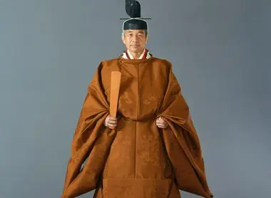 L'empereur Akihito portant le sokutai lors de la cérémonie d'intronisation de novembre 1990 L'empereur Akihito portant le sokutai lors de la cérémonie d'intronisation de novembre 1990