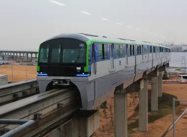 Tokyo Monorail arrivant à l'aéroport international de Haneda