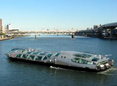 Le bateau-bus de Leiji Matsumoto sur la Sumida Le bateau-bus de Leiji Matsumoto sur la Sumida