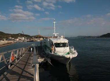 Bateau au port de Honmura pour la première relation du matin jusqu'à Uno.