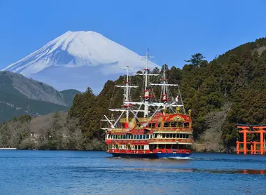 Lac Ashi avec son bateau pirate et le mont Fuji Lac Ashi avec son bateau pirate et le mont Fuji
