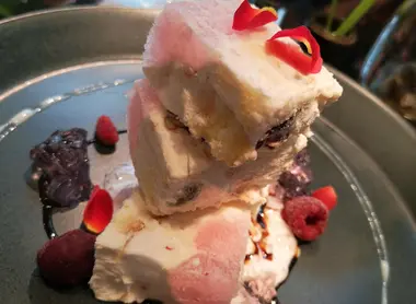 Dessert glacé à la rose Dessert glacé à la rose