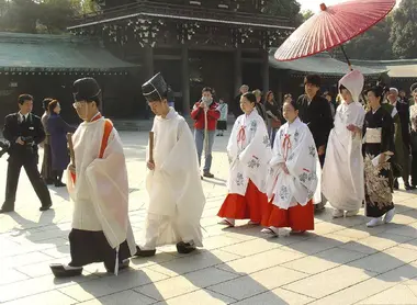 Des miko assistant lors d'un mariage shinto