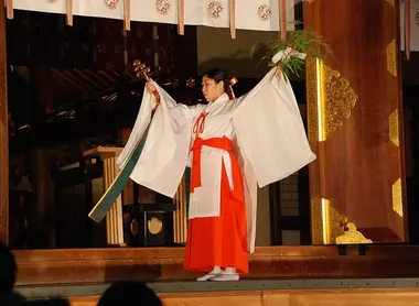 Miko exécutant une danse traditionnelle