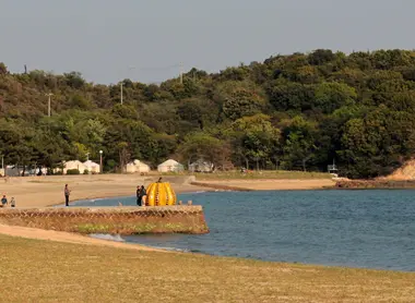 Tsutsuji-so vu de loin, avec la citrouille de Kusama