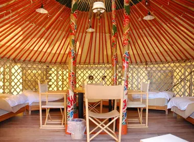 Intérieur d'une yourte à Tsutsuji-so