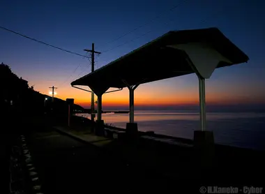 La gare de Shimonada au crépuscule La gare de Shimonada au crépuscule