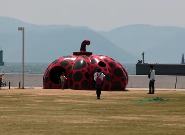 La gigantesque citrouille rouge de Yayoi Kusama