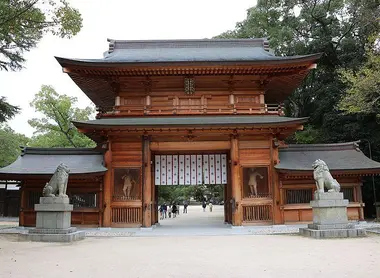 Oyamazumi_-_shrine_Roumon_gate