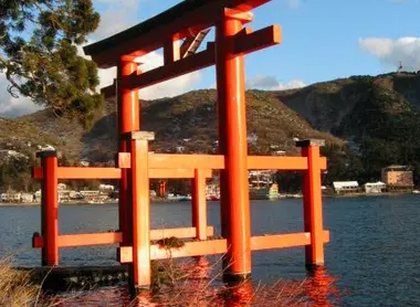 La gran puerta torii de Hakone-jinja La gran puerta torii de Hakone-jinja