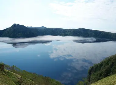 Le reflet des nuages sur le lac Mashû