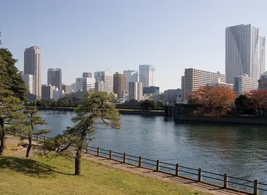 Le bassin d'eau de mer de Hamarikyu Le bassin d'eau de mer de Hamarikyu