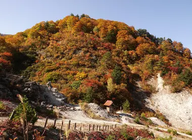 Kawarage-jigoku durant le kôyô