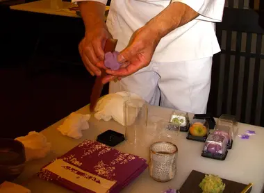 Un maître pâtissier à l'oeuvre Un maître pâtissier à l'oeuvre