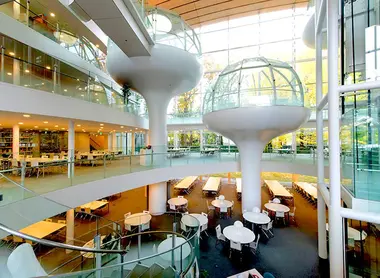 La bibliothèque de l'université de Seikei à Tokyo