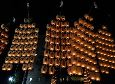 Les lanternes brillent dans la nuit d'Akita Les lanternes brillent dans la nuit d'Akita