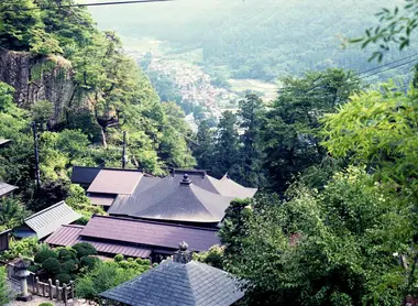 Les bâtiments du temple Yamadera à Yamagata s'Echelonnant sur le Hoju-san Les bâtiments du temple Yamadera à Yamagata s'Echelonnant sur le Hoju-san
