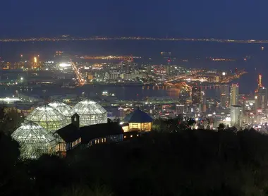 Vistas sobre la ciudad y el Jardín de Hierbas Nunobiki desde el monte Rokkō Vistas sobre la ciudad y el Jardín de Hierbas Nunobiki desde el monte Rokkō