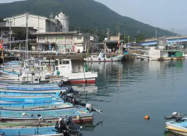 A Toba, le port de pèche est paré de bateaux