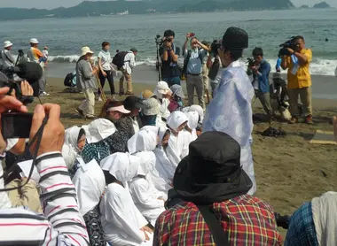 Un prêtre shinto bénit les ama avant la plongée