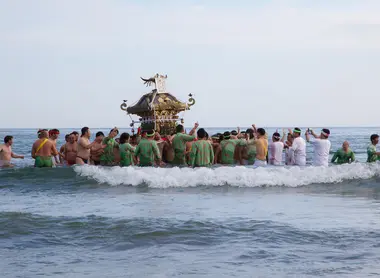 Porteurs de mikoshi dans la mer