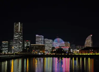 El puerto de Yokohama y su noria se iluminan por la noche El puerto de Yokohama y su noria se iluminan por la noche