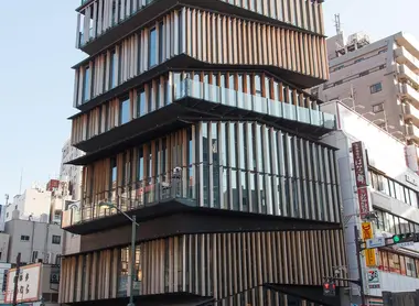 L’office de tourisme d'Asakusa réalisé par le célèbre architecte Kengo Kuma L’office de tourisme d'Asakusa réalisé par le célèbre architecte Kengo Kuma