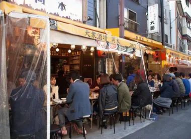terrasse improvisée à l'extérieur d'un petit restaurant d'AsakusaI terrasse improvisée à l'extérieur d'un petit restaurant d'AsakusaI