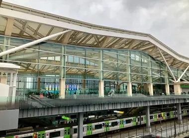La gare Takanawa Gateway sur la Yamanote Line au sud de Tokyo