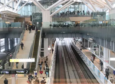 L'intérieur de la gare Takanawa Gateway sur la Yamanote Line au sud de Tokyo L'intérieur de la gare Takanawa Gateway sur la Yamanote Line au sud de Tokyo