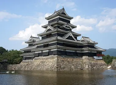 Se dice que el castillo de Matsumoto "cuervo negro" es hermano del castillo de Himeji "garza blanca" Se dice que el castillo de Matsumoto "cuervo negro" es hermano del castillo de Himeji "garza blanca"
