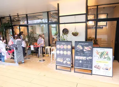 Les nouveaux commerces attirent déjà quelques curieux Mizumachi