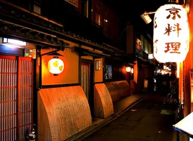 Japan Visitor - pontocho-2017-1.jpg