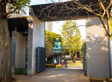 Japan Visitor - tennoji_gate_yanaka_x.jpg