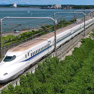 Shinkansen Nozomi circulant en extérieur 