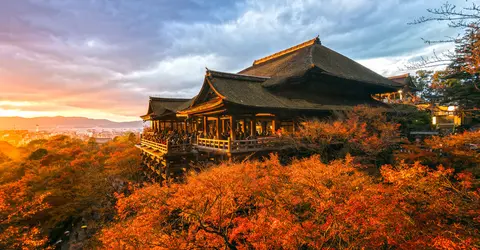 Templo Kiyomizu-dera en Kioto rodeado por el follaje otoñal Templo Kiyomizu-dera en Kioto rodeado por el follaje otoñal